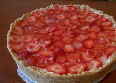 1. Этап. Чизкейк с клубникой: Клубнику тщательно помоем и обсушим. Затем нарежем тонкими дольками. Разведем по инструкции желе для торта. Выложим ломтики клубники на застывший чизкейк и зальем желе. Ставим в холодильник до застывания желе.