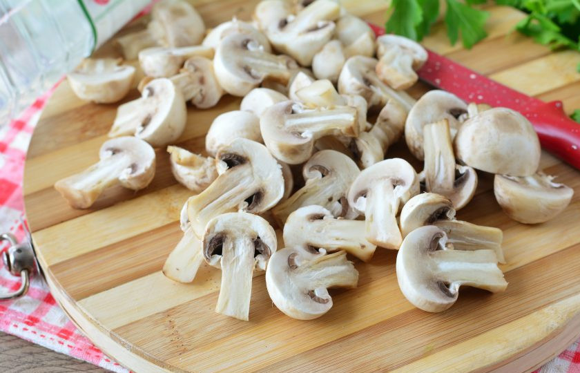 1. Этап. Маринованные грибы с морковью: Промойте грибы, нарежьте половинками. В таком виде грибы лучше промаринуются.