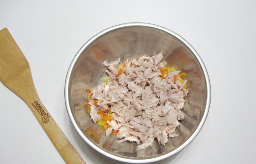 1. Этап. Заливной пирог с индейкой: Индейку сварите, охладите и мелко нарежьте. Добавьте в миску с луком и морковью.