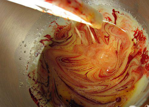 1. Этап. Шоколадные маффины со сливочной глазурью: 2. Электрическим миксером взбить сахар и сливочное масло на высокой скорости. Добавить яйца, по одному за раз, взбивая после каждого добавления. Добавить краситель и ванильный экстракт, перемешать.