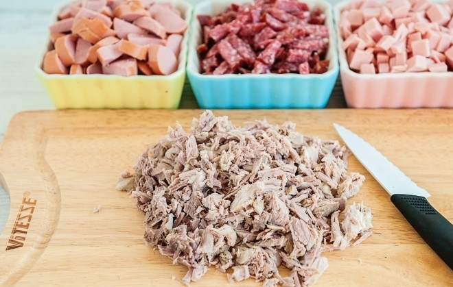 1. Этап. Селянка: Нарежьте небольшими кусочками охлаждённое мясо, сосиски, ветчину и колбасу.