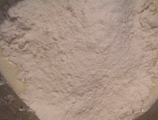 1. Этап. Пирог из жидкого теста: 4. Муку просейте и постепенно всыпайте, замешивая тесто.