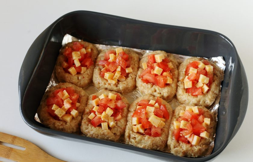 1. Этап. Мясные лукошки: Затем сделайте в каждом шарике углубление и выложите начинку. Запекайте в духовке при температуре 180 градусов около 40 минут.