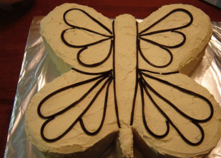 1. Этап. Торт Бабочка: 5. Для удобства из тонких лакричных конфет - макаронин выложите контуры рисунка на крыльях бабочки. Можете просто 