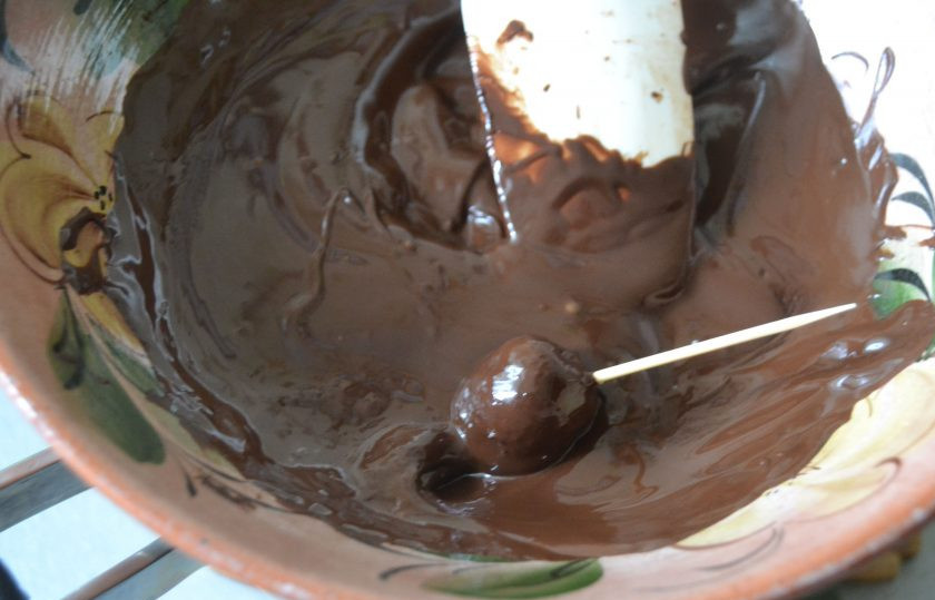 1. Этап. Конфеты Вишня в шоколаде: Зубочисткой берите вишню и окунайте в растопленный шоколад.