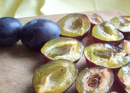 1. Этап. Сливовый пирог: 1. В первую очередь займемся сливами. Разрежем их на половинки, а косточки выберем. Это совсем не сложно, даже ребенок может Вам в этом помочь.