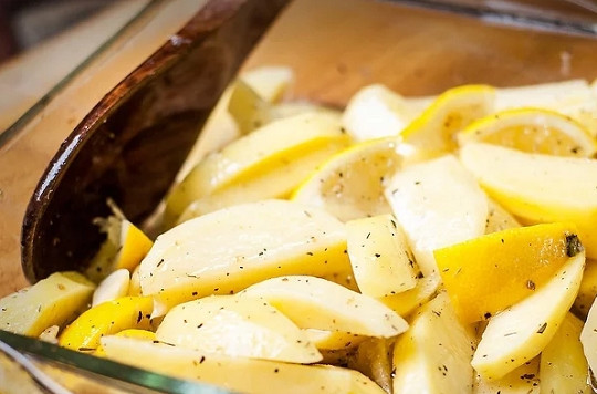 1. Этап. Картофель, запеченный с лимоном и чесноком: 2. Вымойте лимон, нарежьте небольшими кусочками. Соедините с картофелем и пропущенным через пресс чесноком. Добавьте оливковое масло, соль, специи, аккуратно перемешайте.