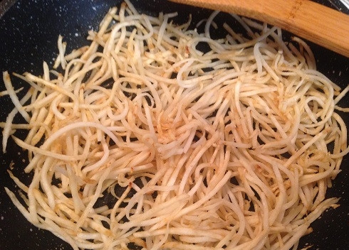 1. Этап. Салат из жареного корневого сельдерея: 3. И обжариваем с растительным маслом на огне чуть больше среднего минут 5, до мягкости. Затем остужаем.