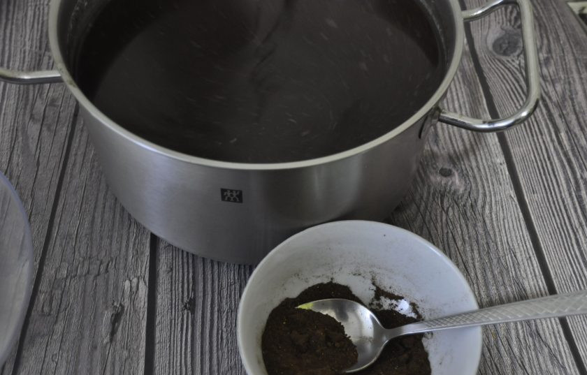 1. Этап. Квас на ржаной закваске: Вскипятите воду и остудите её до 50 градусов, после чего всыпьте в нее ферментированный ржаной солод, размешайте, чтобы не было комочков.