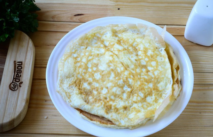 1. Этап. Белковый торт с куриной грудкой для сушки: У вас должно получиться три яичных блина.