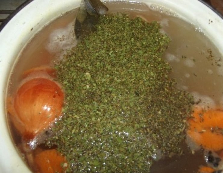 1. Этап. Аши-сорпа: Всыпьте травы. Не перемешивайте, пусть травы плавают на поверхности. Прокипятите в таком состоянии суп примерно пятнадцать минут, после чего попробуйте на соль и перец и по вкусу добавьте их. Огонь снизьте на минимум и, накрыв крышкой, томите суп до готовности. За десять минут до готовности при помощи столовой ложки снимите остатки трав, которые плавают на поверхности сорпы. Когда суп будет готов, дайте ему настоятся примерно 30 минут.