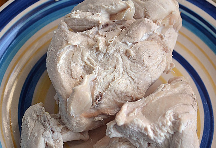 1. Этап. Лоранский пирог с курицей и грибами: Пока тесто отдыхает, мы займемся начинкой. Для начала отвариваем куриное филе в слегка подсоленной воде до полной готовности, остужаем мясо и нарезаем его мелко.