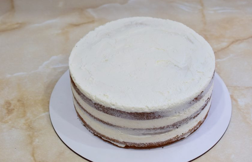 1. Этап. Лимонно-маковый торт: Так соберите торт. Чтобы он был ровный, можно обернуть его ацетатной пленкой и затянуть в кондитерское кольцо. Уберите торт в холодильник на несколько часов, чтобы он пропитался и застыл.