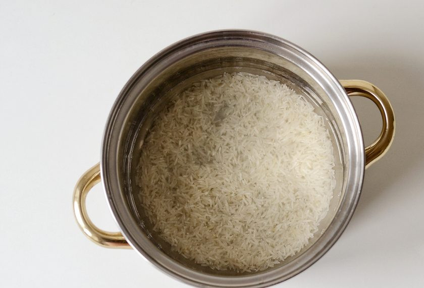 1. Этап. Вок рисом и овощами: Рис промойте в холодной воде до прозрачности. Переложите в кастрюлю, залейте водой так, чтобы она покрывала рис на 1 см. Посолите. Доведите до кипения, затем варите на медленном огне 15 минут.