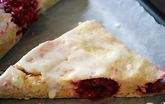 1. Этап. Булочки с малиной и лимонной глазурью: 5. Смазать верхушку булочек небольшим количеством сливок и запекать в течение 15-20 минут. Дать булочкам немного остыть охладиться перед нанесением глазури.