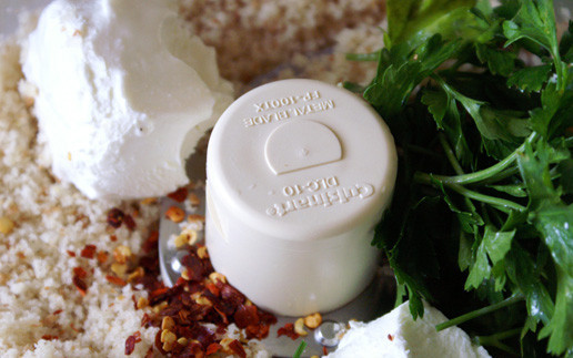 1. Этап. Фаршированные грибочки: 2. Один ломтик хлеба оставьте в стороне, остальные ингредиенты (а именно: ножки грибов, кусочки хлеба, сыр, чеснок, зелень и специи) складываем в блендер.