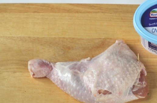 1. Этап. Фаршированный окорочок: Для страховки, что бы фарш не вылезал, закрепить зубочисткой, хотя и без нее окорочок держит форму.