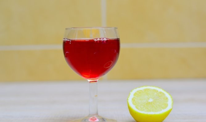 1. Этап. Чиопино: 5. Влейте вино, добавьте сок и цедру лимона, стакан бульона.