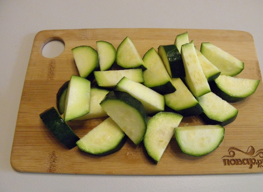 1. Этап. Кабачки тушеные в сметане: 2. Кабачки порежьте полукольцами или кубиками, как нравится.