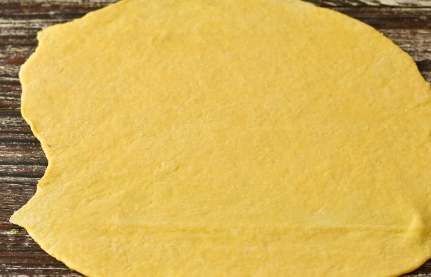 1. Этап. Гороховый суп с лапшой: Раскатайте его скалкой в тонкий пласт.