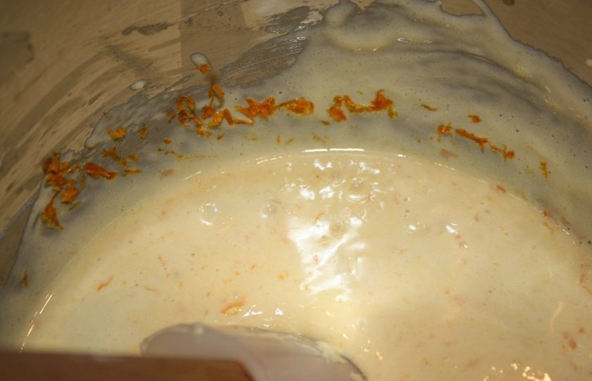 1. Этап. Апельсиновый бисквит: 7. Снимите венчик и аккуратно с помощью силиконовой или деревянной лопатки еще раз перемешайте все снизу-вверх.