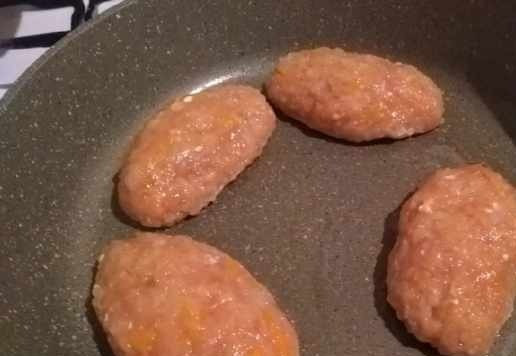 1. Этап. Неленивые голубцы: Приступим к фаршу. Мясо прокрутить на мясорубке, добавить остывшую капусту, отложенные овощи, яйцо, паприку, сушёный лук, перец, соль. Хорошо всё вымешать. Слепить влажными руками довольно крупные котлетки.