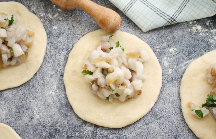 1. Этап. Расстегаи с палтусом: Шарики раскатайте в лепешки и разложите начинку. Защипайте тесто, наверху оставив дырочку, накройте и оставьте для расстойки на 15-20 минут.