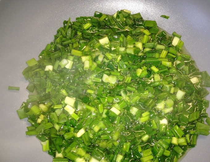 1. Этап. Козлятина, тушеная с рисом: Мелко порежьте лук и слегка обжарьте на слабом огне в оливковом масле. Добавьте порезанные укроп и мяту, постоянно помешивая. Изюм промойте и также добавьте в зелень.