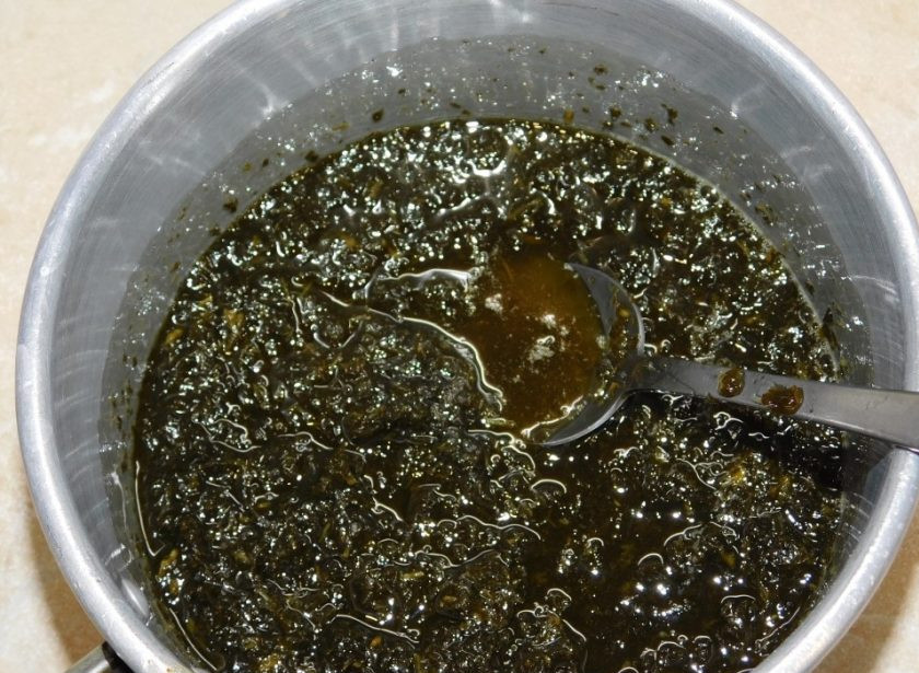 1. Этап. Мятное варенье: На следующий день доведите до кипения, добавьте сахар и варите на маленьком огне около 2 часов.