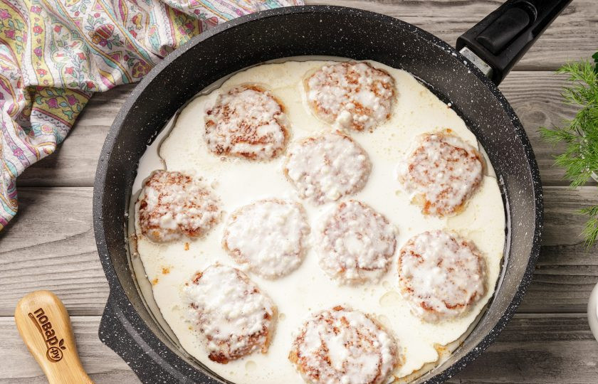 1. Этап. Куриные биточки в сливочном соусе: Приготовленным ранее сливочным соусом залейте биточки, накройте крышкой и на небольшом огне тушите около 15 минут.