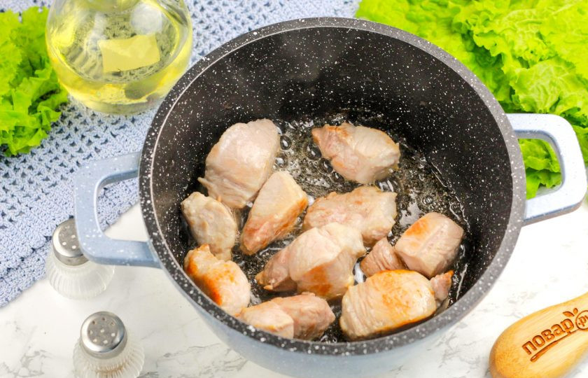 1. Этап. Рис с нутом и мясом: Нарежьте свинину порционными кусочками и обжарьте в казане или сковороде в растительном масле 5-8 минут до румяности.