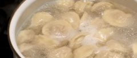 1. Этап. Фарш для пельменей: Варить пельмени надо в большой кастрюле, чтобы они свободно «плавали», в хорошо подсоленной воде 7-9 минут с момента закипания.