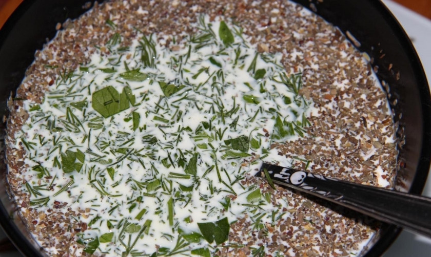 1. Этап. Красная рыба под сливочным соусом: 8. В соус добавляю измельченную зелень, цедру, еще раз перемешиваю все.