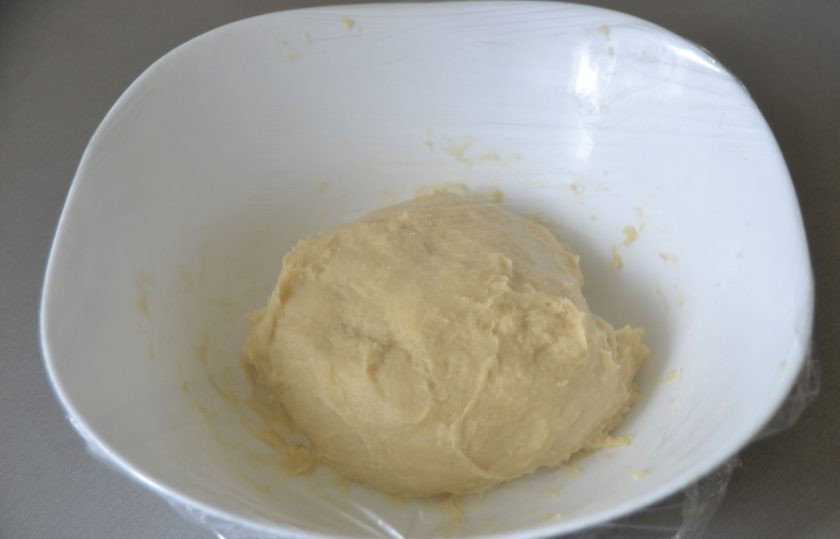 1. Этап. Воскресный пирог: Замесите тесто, вымешивайте достаточно долго, минут 7, тесто должно стать эластичным и не прилипать к рукам, накройте пищевой пленкой и поставьте в теплое место для брожения на 1,5 часа.