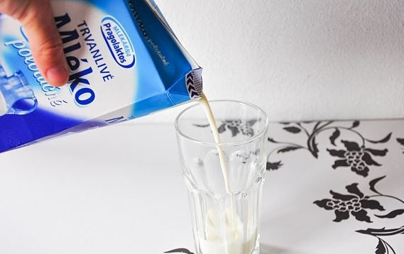 1. Этап. Тайский молочный чай: Приготовьте стакан, в котором вы будете заваривать тайский молочный чай. Налейте молока.