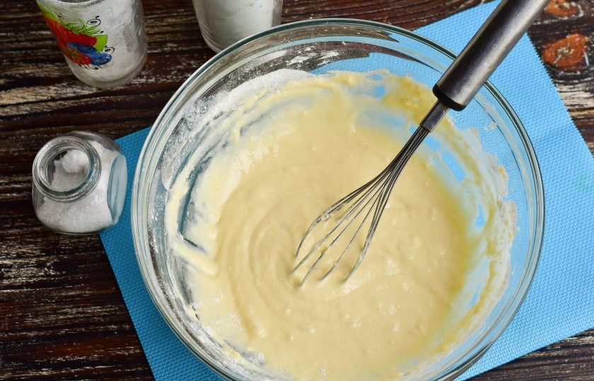 1. Этап. Заливной пирог с помидорами и сыром: Очень хорошо все перемешайте. В тесте не должно быть комков.