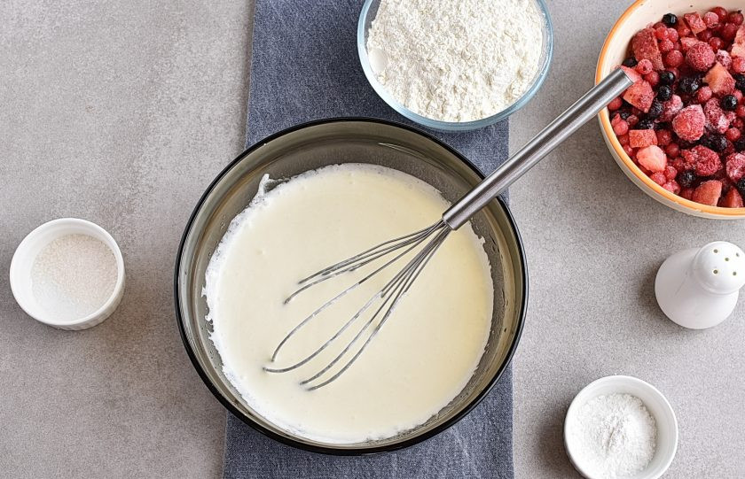 1. Этап. Быстрый пирог с ягодами: Добавьте сливки и перемешайте.