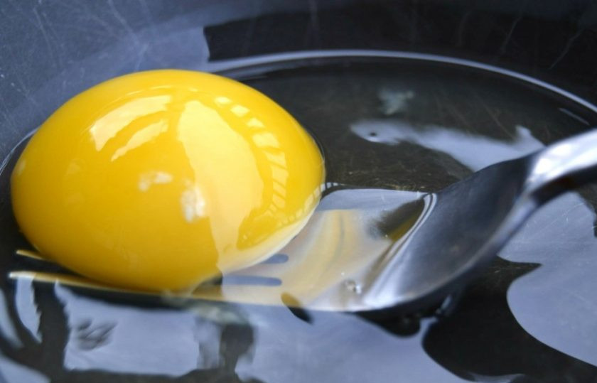 1. Этап. Жареная моцарелла: 2. В одну миску разбейте куриное яйцо и перемешайте его вилкой.