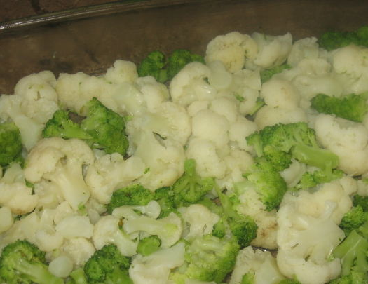 1. Этап. Пирог с цветной капустой: 2. Выкладываем капусту на дно формы, смазанной маслом. Посыпаем специями, заливаем тестом. Сыр трем на терке и посыпаем. И отправим в духовку на час при 200 градусах.