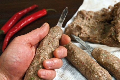 1. Этап. Люля-кебаб на мангале: Быстро из охлажденного фарша формируем вокруг шампура люля-кебаб.