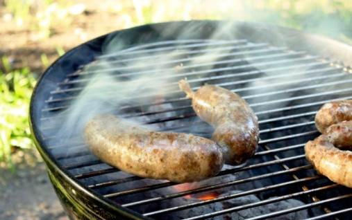 1. Этап. Колбаски-гриль для дружной компании: Перед жаркой колбаски прокалываем несколько раз зубочисткой и отправляем на горячие угли. Жарим, периодически переворачивая до румяности.