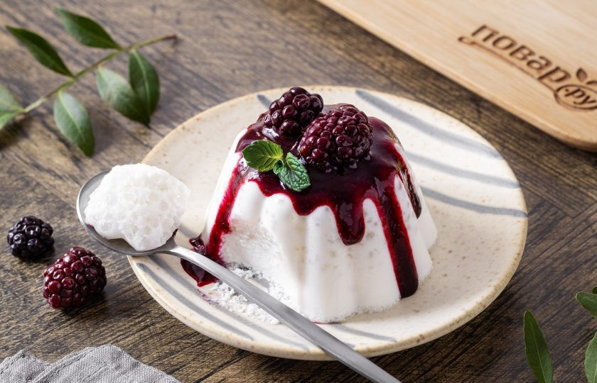 1. Этап. Панна котта из тапиоки: Перед подачей полейте панна котту ягодным соусом. Можно добавить ягоду и мяту для украшения. Приятного вам аппетита!