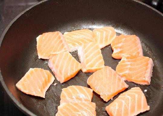 1. Этап. Паста с семгой и креветками: В сухой сковороде обжариваем кусочки семги. Приблизительно по 2 минуты с каждой стороны.