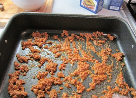 1. Этап. Лазанья в духовке: Форму смазываем оливковым маслом и затем выкладываем тонкий слой 