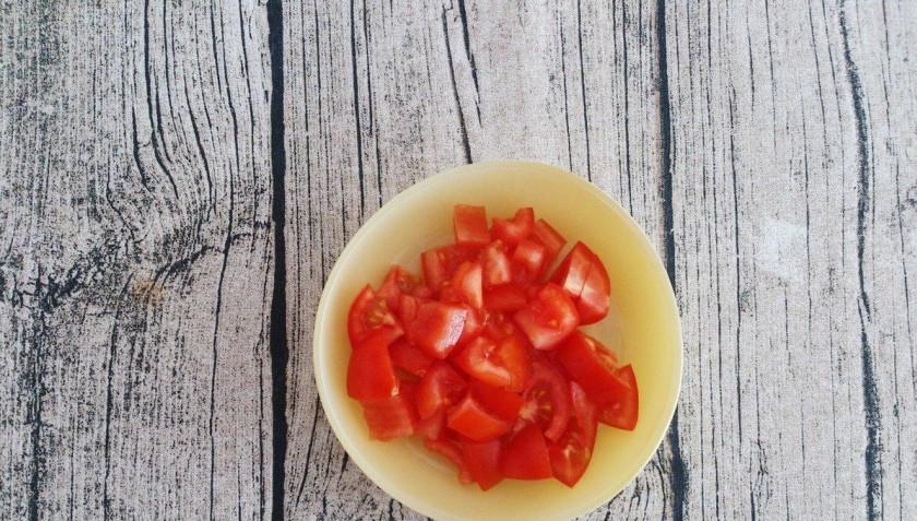 1. Этап. Соус к чипсам Начос: Отдельно нарежьте небольшими кусочками помидор.