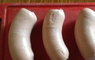 1. Этап. Фаршированные сардельки: Сардельки очистить от шкурки.