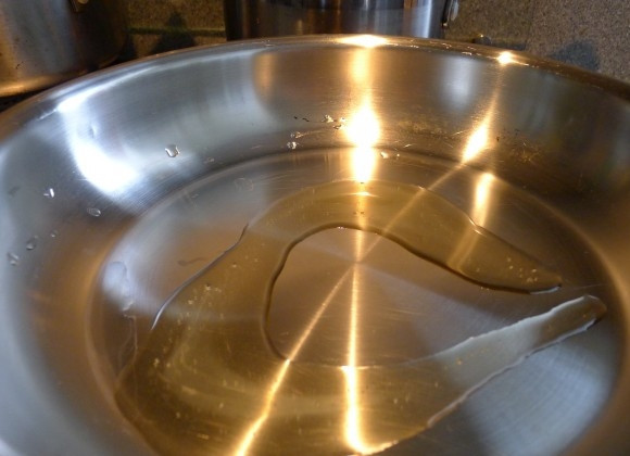 1. Этап. Котлеты на скорую руку: Наливаем растительное масло на сковороду и разогреваем ее на среднем огне.