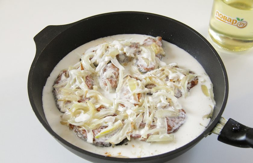 1. Этап. Горбуша в сметане на сковороде: Соедините сметану, воду, муку, соль, перец, хорошо перемешайте и залейте рыбу получившейся сметанной заливкой. Накройте сковороду крышкой, доведите до кипения, убавьте огонь до минимального и тушите все около 15-20 минут.