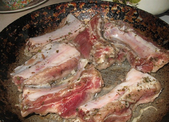 1. Этап. Жареные ребрышки на сковороде: 4. Когда мясо промаринуется, достаем его из кастрюли и выкладываем на разогретую сковороду. Обжариваем со всех сторон на оливковом масле на среднем огне. Когда ребрышки будут почти готовы, увеличиваем огонь и зажариваем до появления на мясе аппетитной хрустящей корочки.