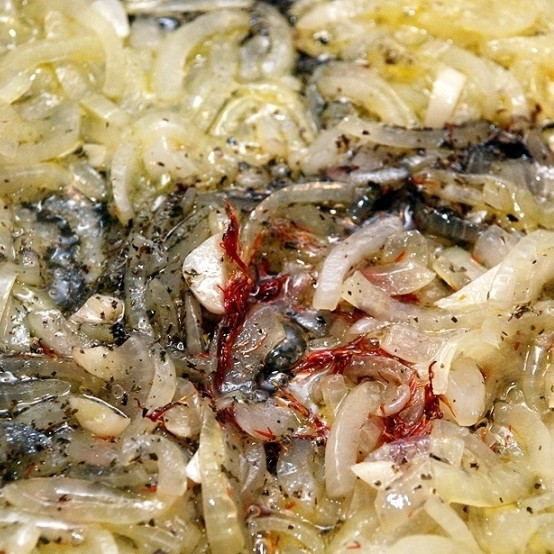 1. Этап. Курица с шафраном: Когда лук и чеснок слегка размякнут - добавляем в сковороду немного соли, сухой мяты и щепотку шафрана.